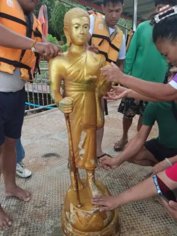 "พระสิวลีลอยน้ำ" โผล่หน้าวัด ชาวบ้านจุดธูปขอพร เห็นตัวเลขโผล่