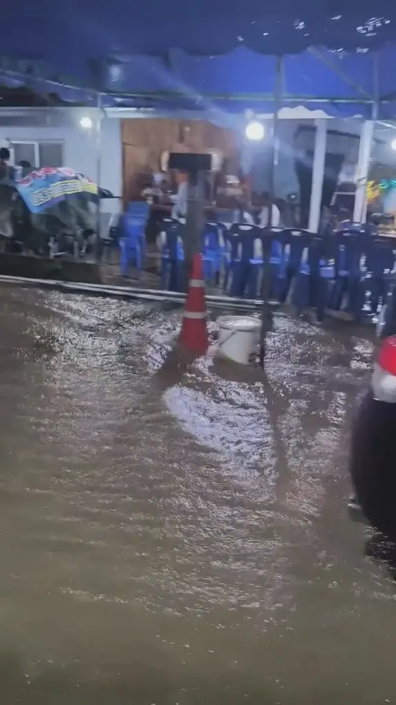 ชาวบ้านลุ้นหนัก ฝนถล่มทับลาน น้ำป่าหลากท่วมวังน้ำเขียว 