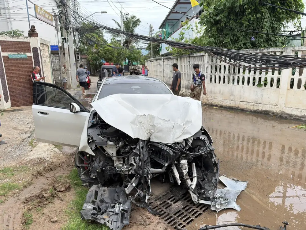 BMW ชนเสาไฟฟ้าหักโค่น กลางซอยวัดท่าตะโก โคราช!