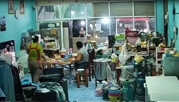 นาทีชีวิต! อดีตตำรวจเมาคลั่ง บุกรัวยับคาบ้านต่อหน้าเด็ก!