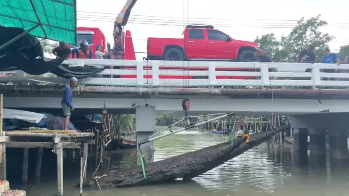 ส่องเลข ตอตะเคียนยักษ์ลอยทวนน้ำ ชาวบ้านฮือฮา เครนยก 2 รอบไม่ขึ้น