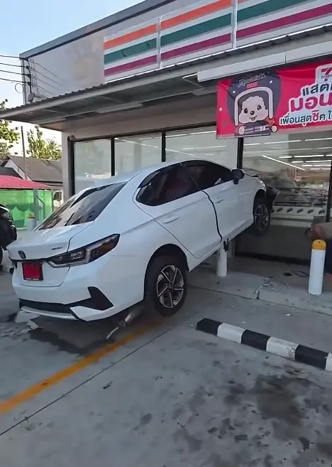 หลุดโฟกัส สาวขับเก๋งป้ายแดงพุ่งร้านสะดวกซื้อ แต่คนแห่ซูมทะเบียน