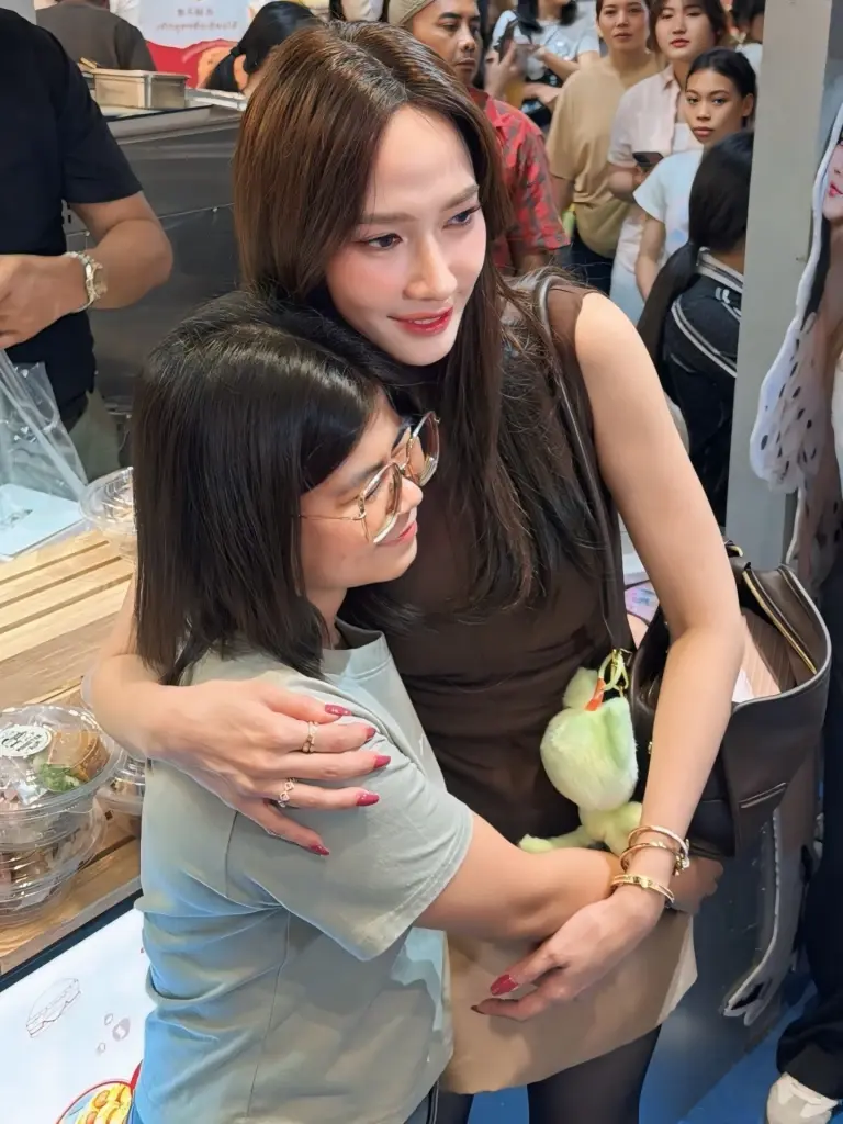 โมเมนต์น้ำตาซึม  แฟนคลับนำพวงมาลัยกราบ "แม่อั้ม พัชราภา" 