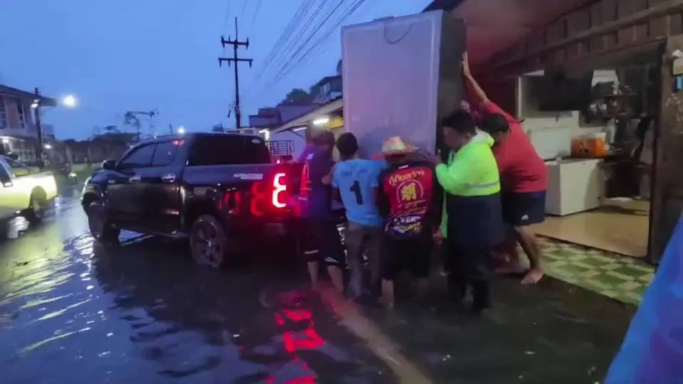 น้ำป่าทะลักท่วมบ่อไร่จม 1 เมตร เจ้าหน้าที่ลุยช่วยยกของหนี