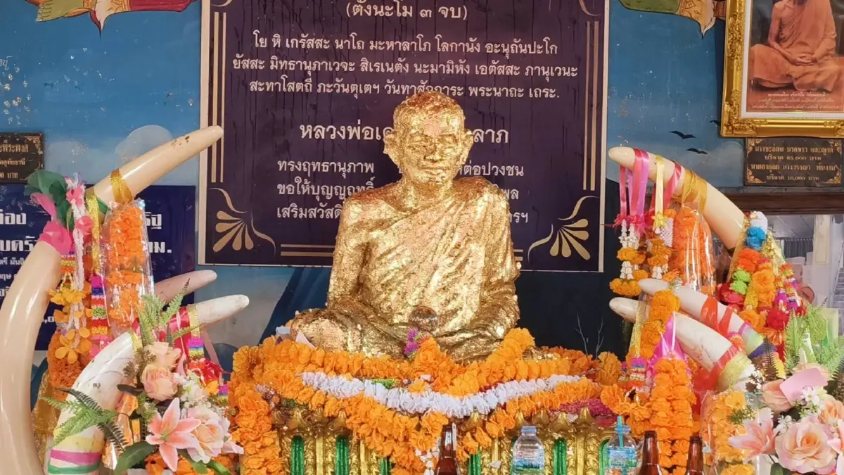 ชาวบ้านแห่ขอพรหลวงปู่เคลือบแน่นวัด หลังงวดก่อนมีคนสมหวัง