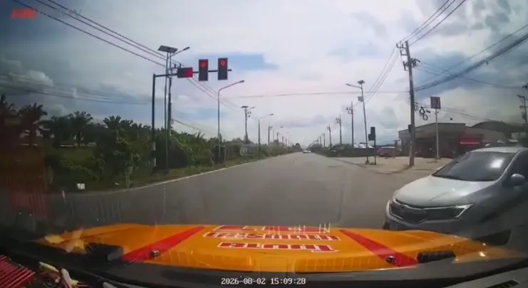 ช็อตระทึกสี่แยก! เก๋งพุ่งชนกู้ภัยเปิดไซเรนนำส่งป่วยชัก