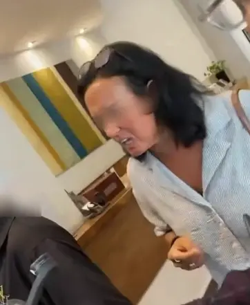 สาวใหญ่ลูกครึ่งไทย ปรี่ปกป้อง ชุดไทยจักรี หลังเห็นนางแบบกัมพูชาสวมใส่