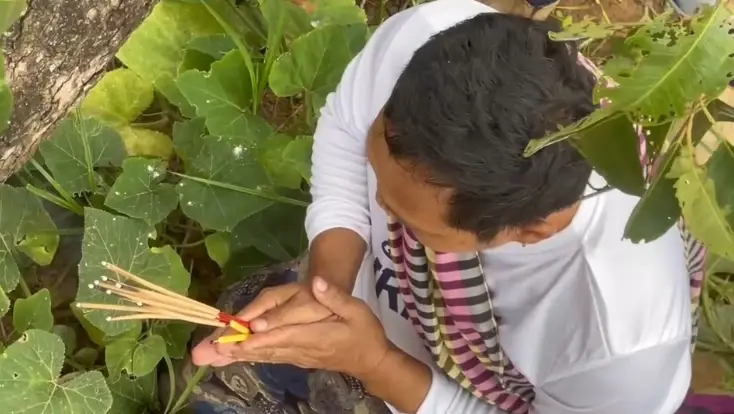 หนุ่มเดินทางขอโชค โดนผีต้นหว้าสิงร่าง เขียนเลขเด็ดเน้นๆ