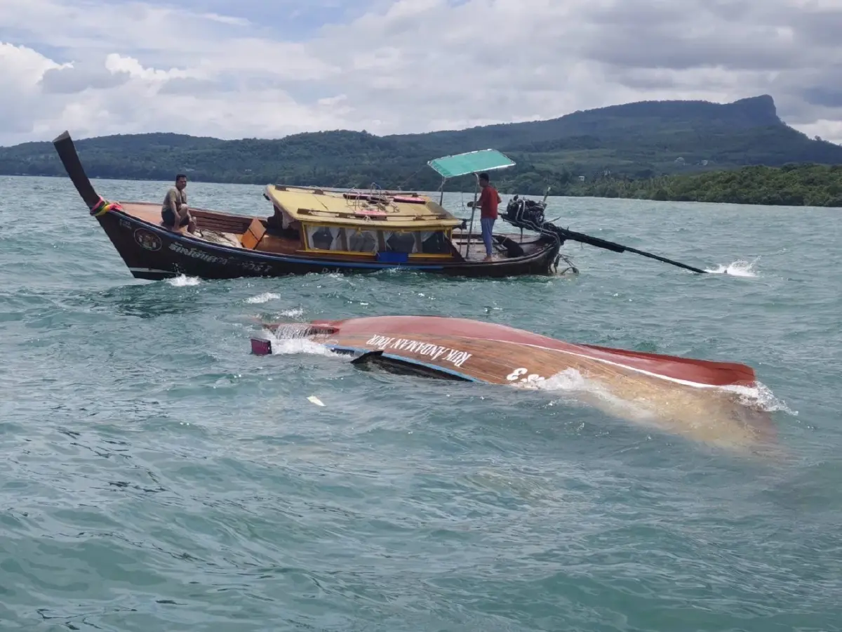 คลื่นซัดเรือหางยาวคว่ำทะเลกระบี่ ช่วยทัน 12 ชีวิตปลอดภัย