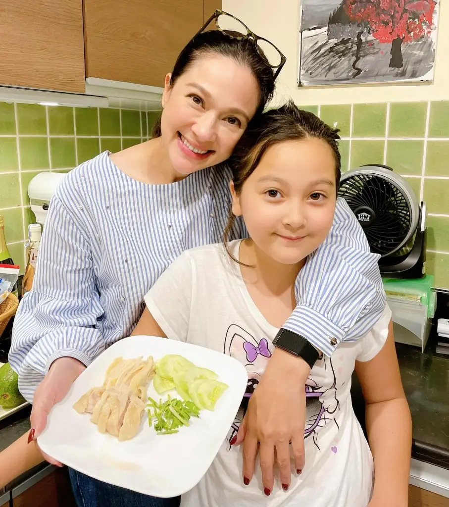 นานๆ ได้เห็น ลูกสาวคนเล็ก  "แหม่ม คัทลียา"  ฉายแววสวยคมถอดแบบแม่