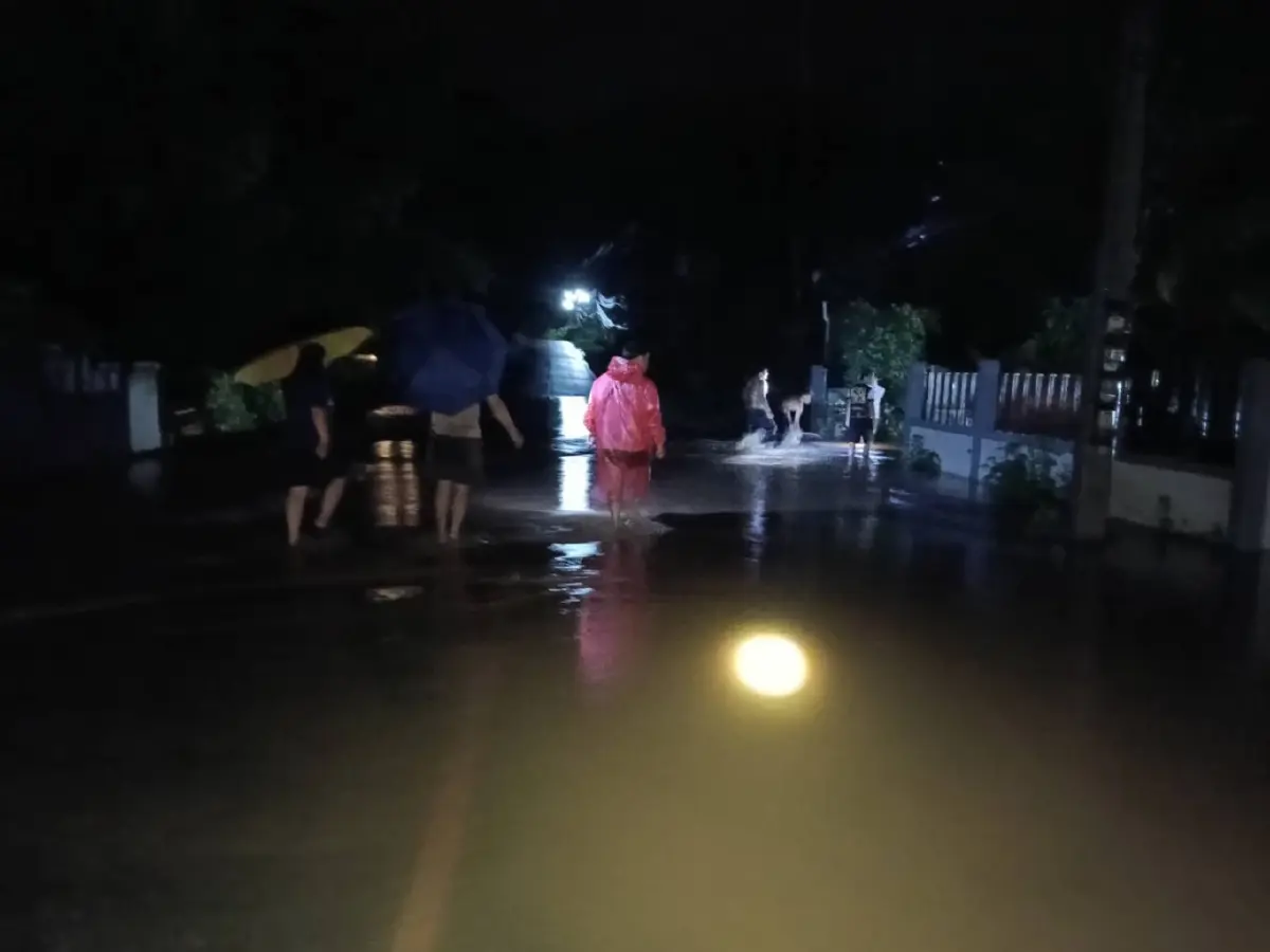 นาทีชีวิต! น้ำป่าซัดอ่วมทะลักท่วมแม่ฮ่องสอนกลางดึก 