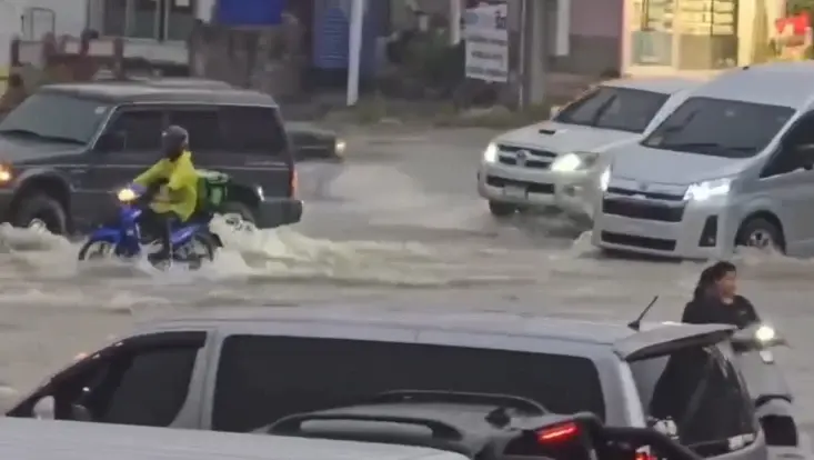 ฝนถล่มปลวกแดงครึ่งชม. น้ำท่วมถนนระบายไม่ทัน กระทบสัญจร