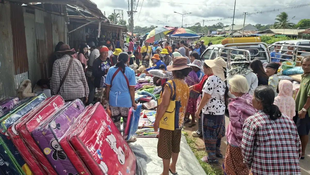 คึกคักในรอบปี! คนไทยแน่นตลาดช่องจอม กระตุ้นเศรษฐกิจชายแดน