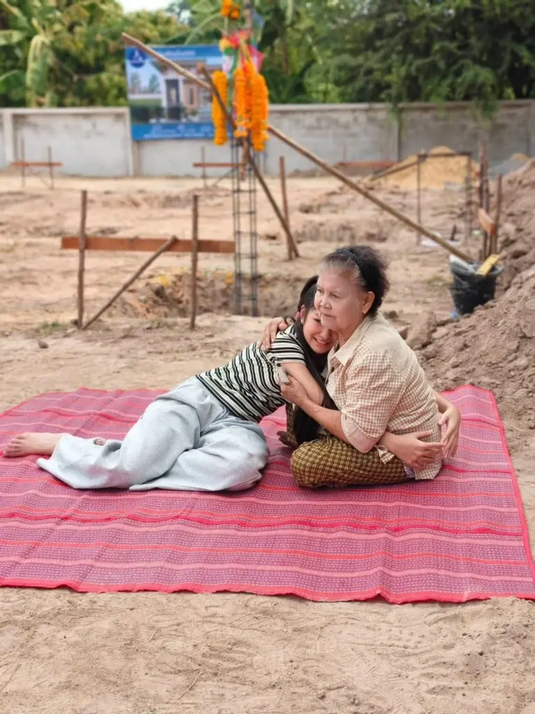 "น้องผักบุ้ง" วัย 12 ปี ควักเงินร้องเพลงสร้างบ้านให้ยายทวดสำเร็จ