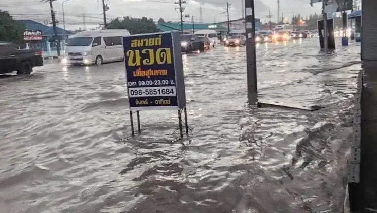 ฝนถล่มปลวกแดงครึ่งชม. น้ำท่วมถนนระบายไม่ทัน กระทบสัญจร 