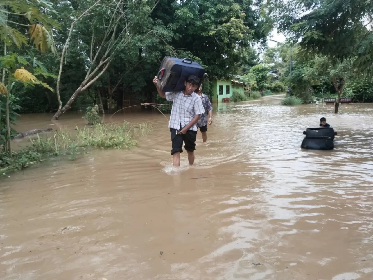 วิกฤตน้ำโขงทะลักท่วมบึงกาฬ ชาวบ้านเร่งขนย้ายสิ่งของ