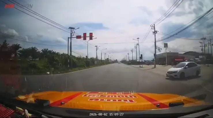 ช็อตระทึกสี่แยก! เก๋งพุ่งชนกู้ภัยเปิดไซเรนนำส่งป่วยชัก