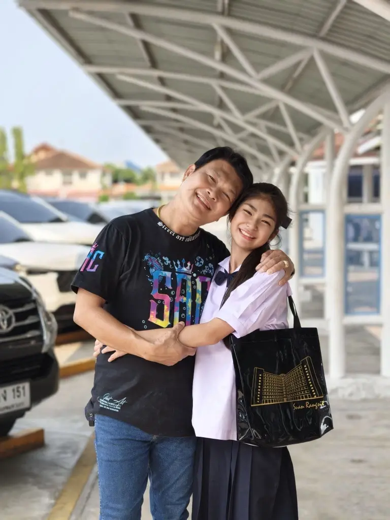 "น้องผักบุ้ง" วัย 12 ปี ควักเงินร้องเพลงสร้างบ้านให้ยายทวดสำเร็จ
