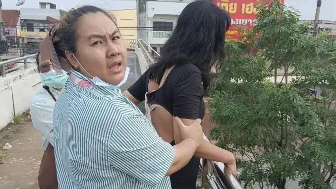 ชื่นชมพนักงานเซเว่นฯ! สติไวพุ่งคว้าตัวยื้อชีวิตสาวคิดสั้น