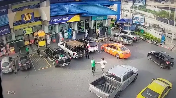 อุกอาจกลางปั๊ม! ปมแย่งที่จอดรถ รัวสนั่นเจ็บสาหัสก่อนซิ่งหนี 