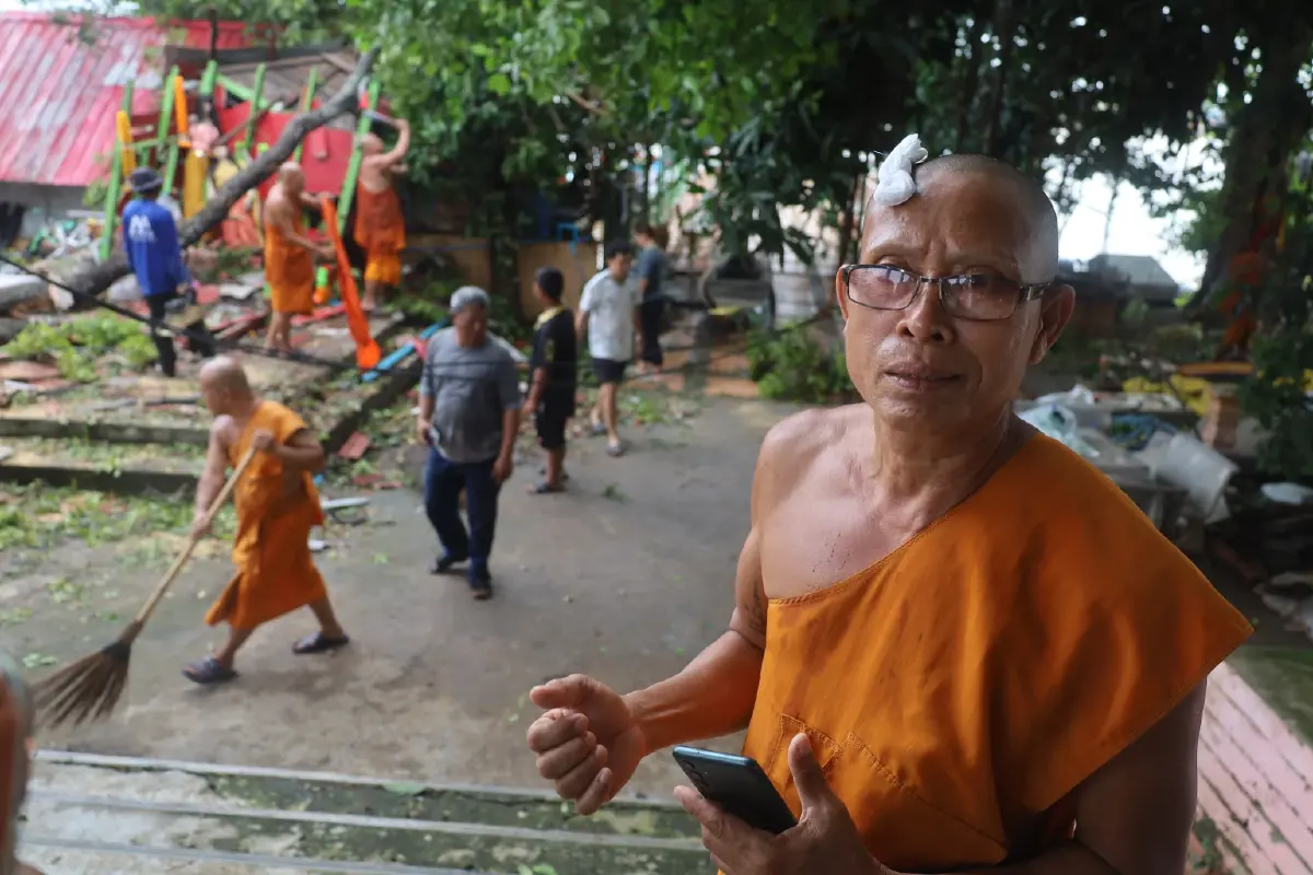 พายุถล่มอยุธยา! กิ่งตะเคียนทับศาลพัง เจ้าอาวาสเย็บ 7 เข็ม