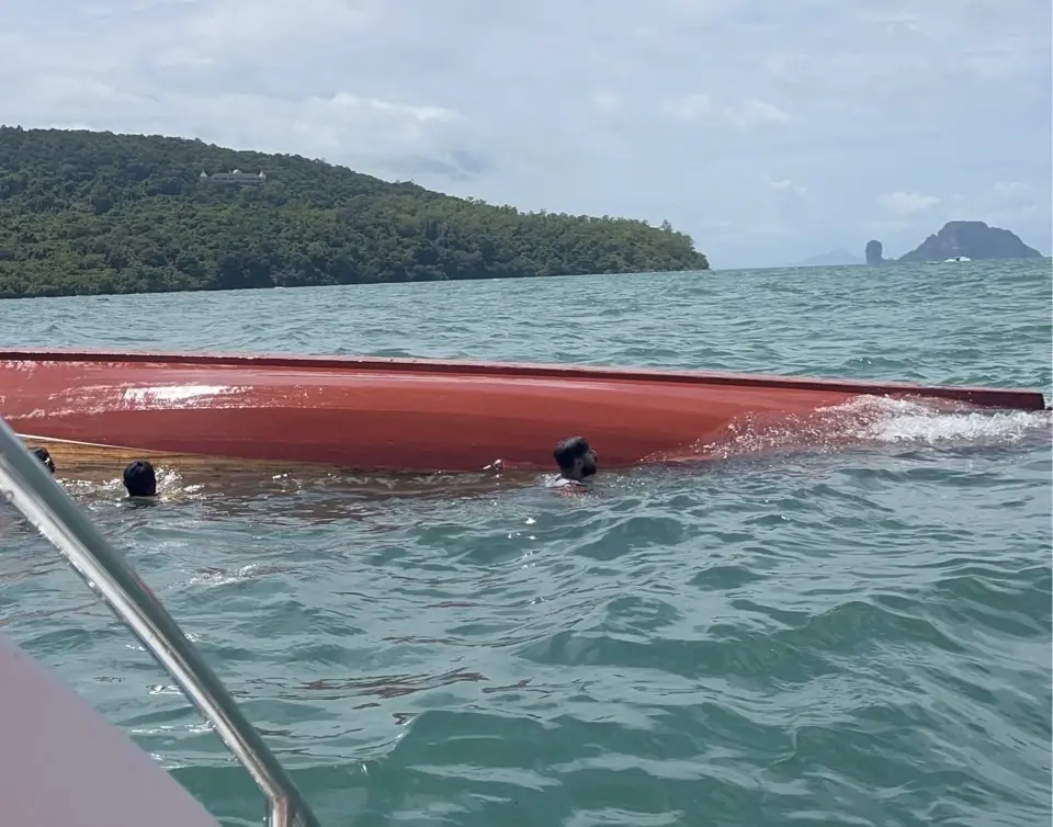 คลื่นซัดเรือหางยาวคว่ำทะเลกระบี่ ช่วยทัน 12 ชีวิตปลอดภัย