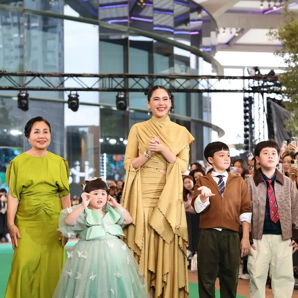   ซุปตาร์ยกบ้าน ปรากฏตัวกลางงานอีเวนต์ ทำเอาแฟนคลับฟินกระจาย