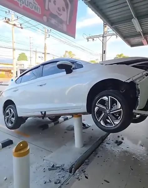 หลุดโฟกัส สาวขับเก๋งป้ายแดงพุ่งร้านสะดวกซื้อ แต่คนแห่ซูมทะเบียน