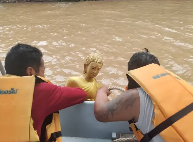 "พระสิวลีลอยน้ำ" โผล่หน้าวัด ชาวบ้านจุดธูปขอพร เห็นตัวเลขโผล่