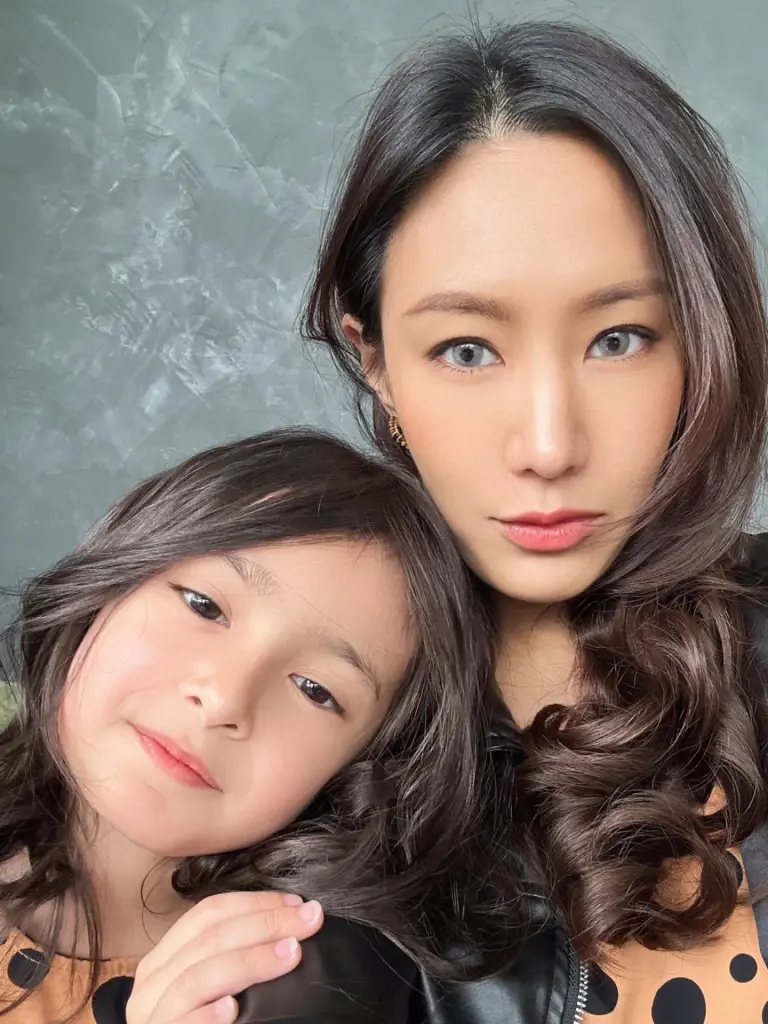 ลูกสาวสวยฉายออร่าได้แม่ ถอดแบบความแซ่บ นักร้องสายแดนซ์ยุค 90