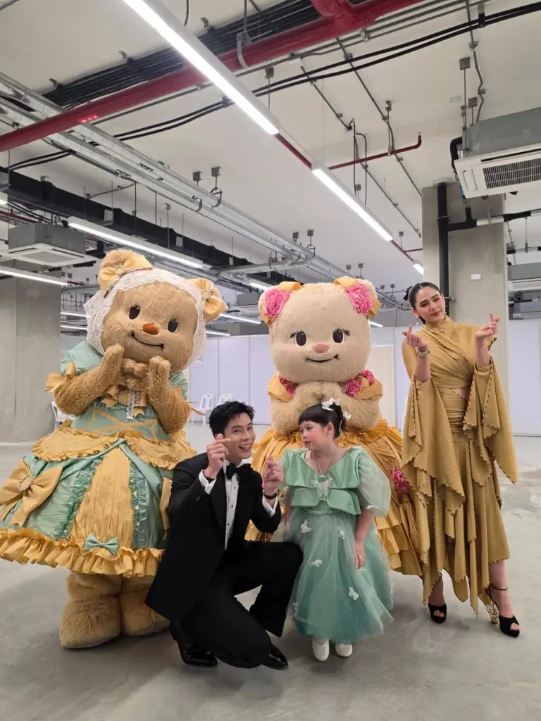   ซุปตาร์ยกบ้าน ปรากฏตัวกลางงานอีเวนต์ ทำเอาแฟนคลับฟินกระจาย