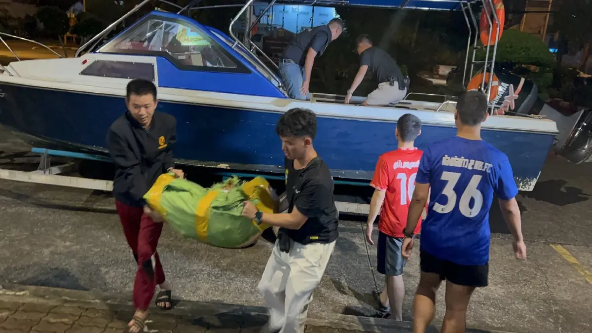 สกัดคลังอาวุธ! ไล่ล่าสปีดโบ๊ทตราด ยึดอาก้า-กระสุน 2 หมื่นนัด