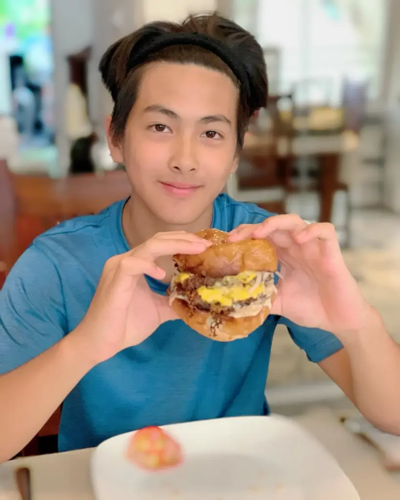 เผลอแป๊บเดียวโตเป็นหนุ่ม  "น้องแม็ค" ลูกชายคนโต แหม่ม คัทลียา