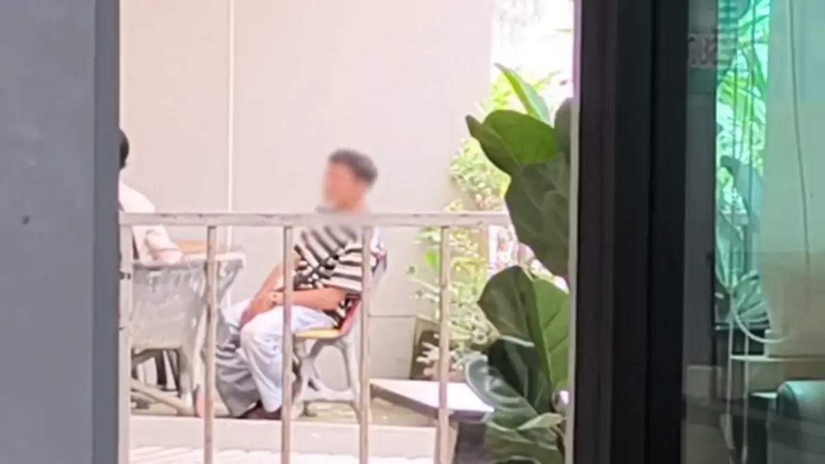 หนุ่ม 24 นั่งสูบกัญชาข้างตึกโรงพยาบาล ก่อน รปภ. เข้าไปเตือนไม่ฟัง