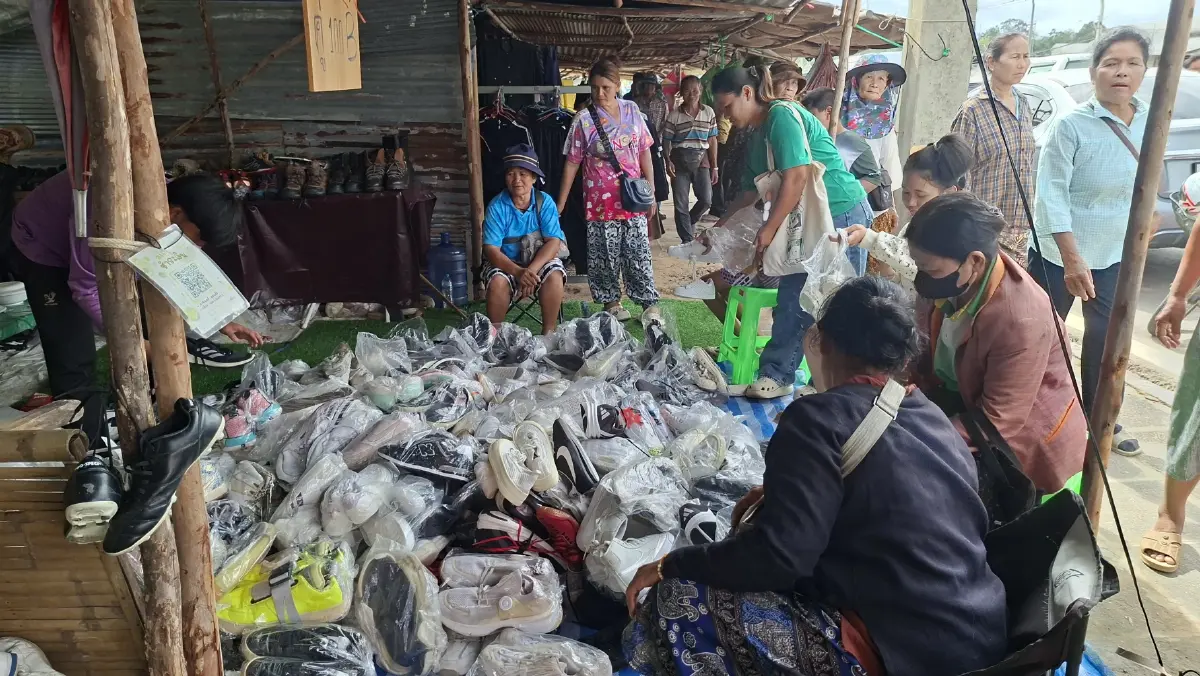 คึกคักในรอบปี! คนไทยแน่นตลาดช่องจอม กระตุ้นเศรษฐกิจชายแดน
