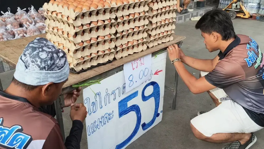 หมดเกลี้ยงใน 10 นาที! เจ้าของร้านใจดี ขนไข่ไก่ขายแผงละ 59 บาท