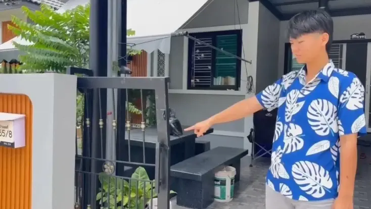 กลับมาก่อน! รถกระบะรับซื้อของเก่าถอยชนประตูบ้านพังแล้วหนี 