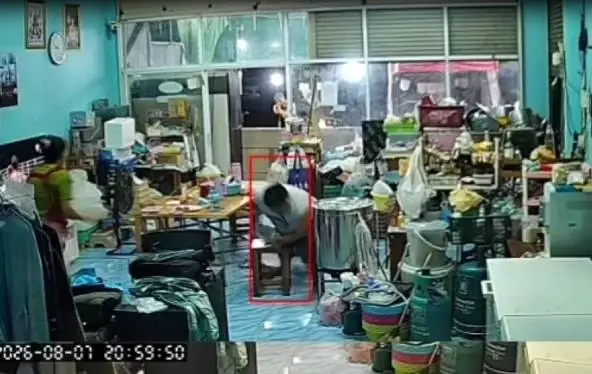 นาทีชีวิต! อดีตตำรวจเมาคลั่ง บุกรัวยับคาบ้านต่อหน้าเด็ก!