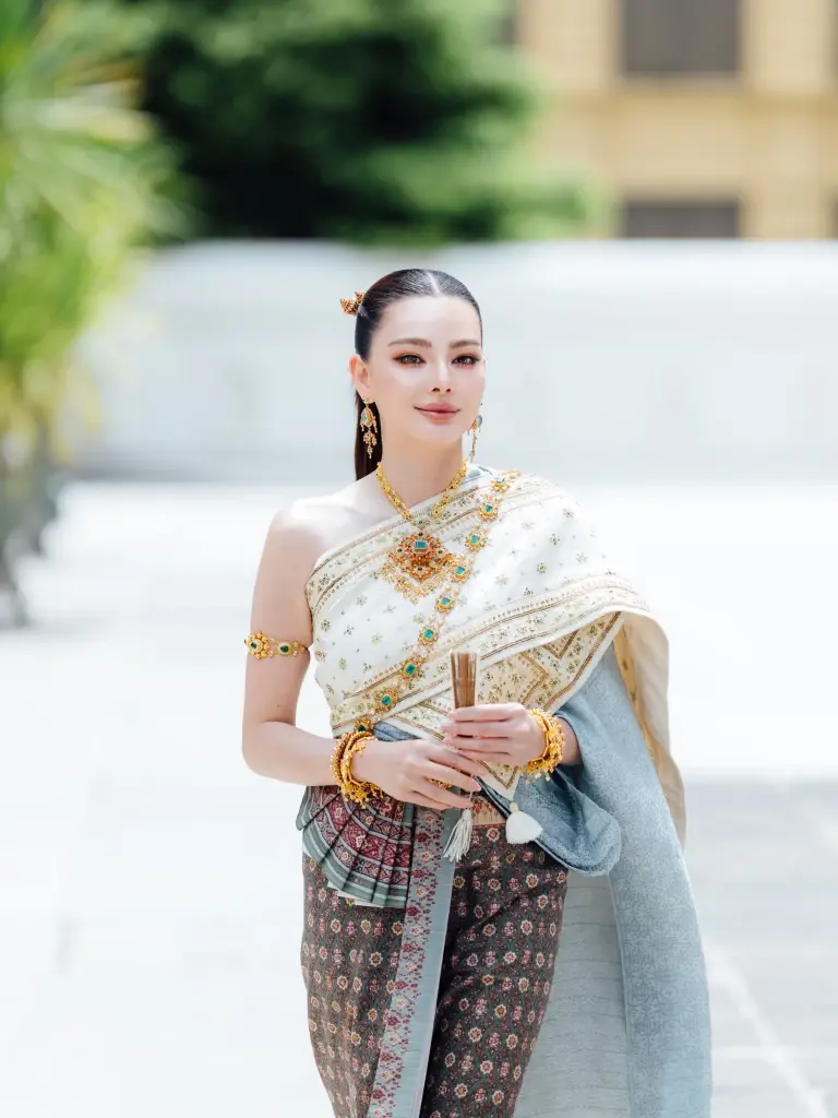 กลิ่นวิวาห์ลอยมา ดิว อริสรา สวมชุดไทยสง่างาม แฟนๆ แห่ลุ้นข่าวใหญ่