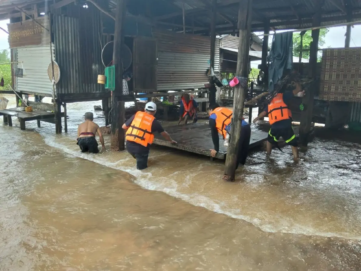 วิกฤตน้ำโขงทะลักท่วมบึงกาฬ ชาวบ้านเร่งขนย้ายสิ่งของ