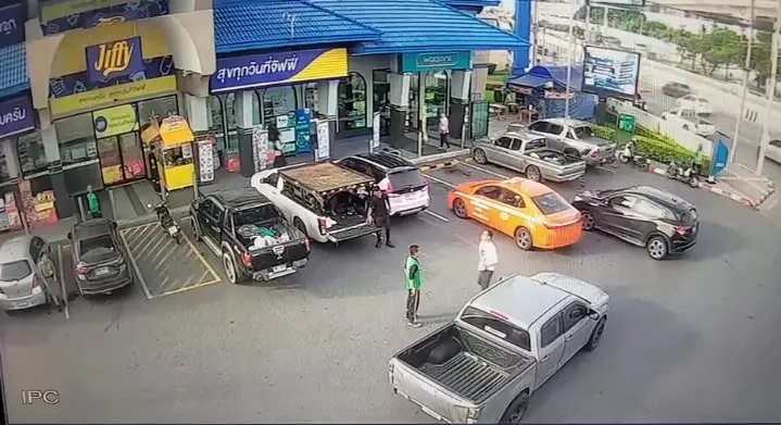 อุกอาจกลางปั๊ม! ปมแย่งที่จอดรถ รัวสนั่นเจ็บสาหัสก่อนซิ่งหนี 