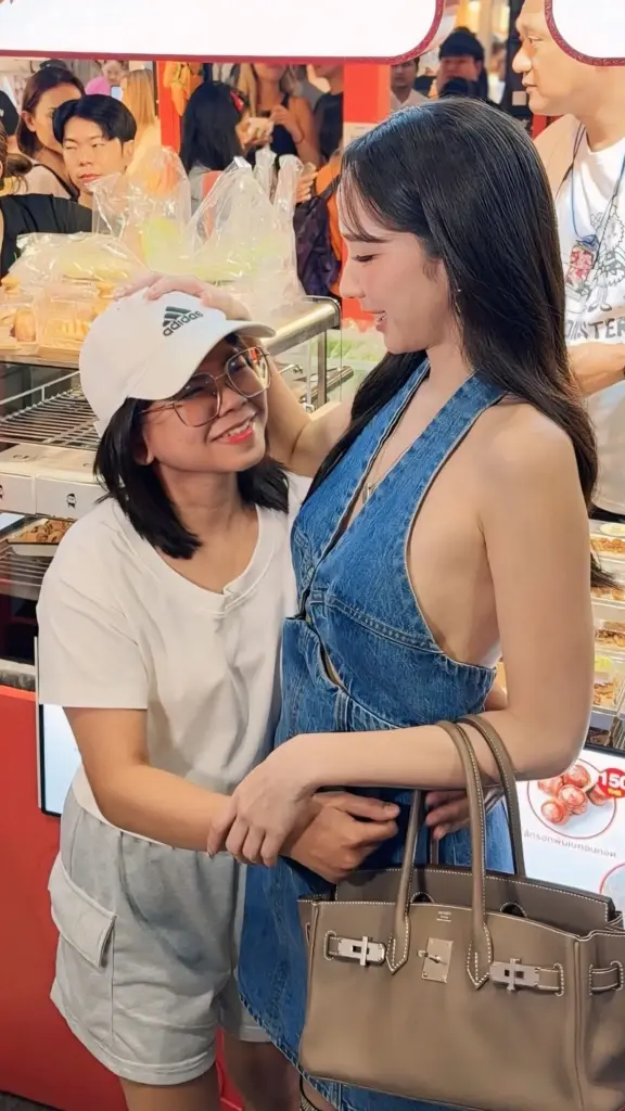 โมเมนต์น้ำตาซึม  แฟนคลับนำพวงมาลัยกราบ "แม่อั้ม พัชราภา" 