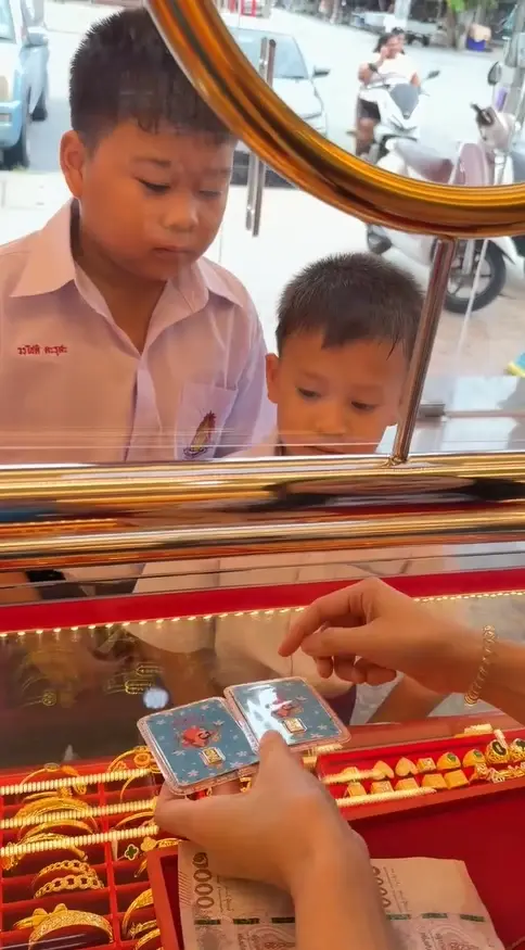 สองพี่น้อง เดินเข้าร้านทอง ทำเรื่องไม่คาดคิด แต่อบอุ่นหัวใจ