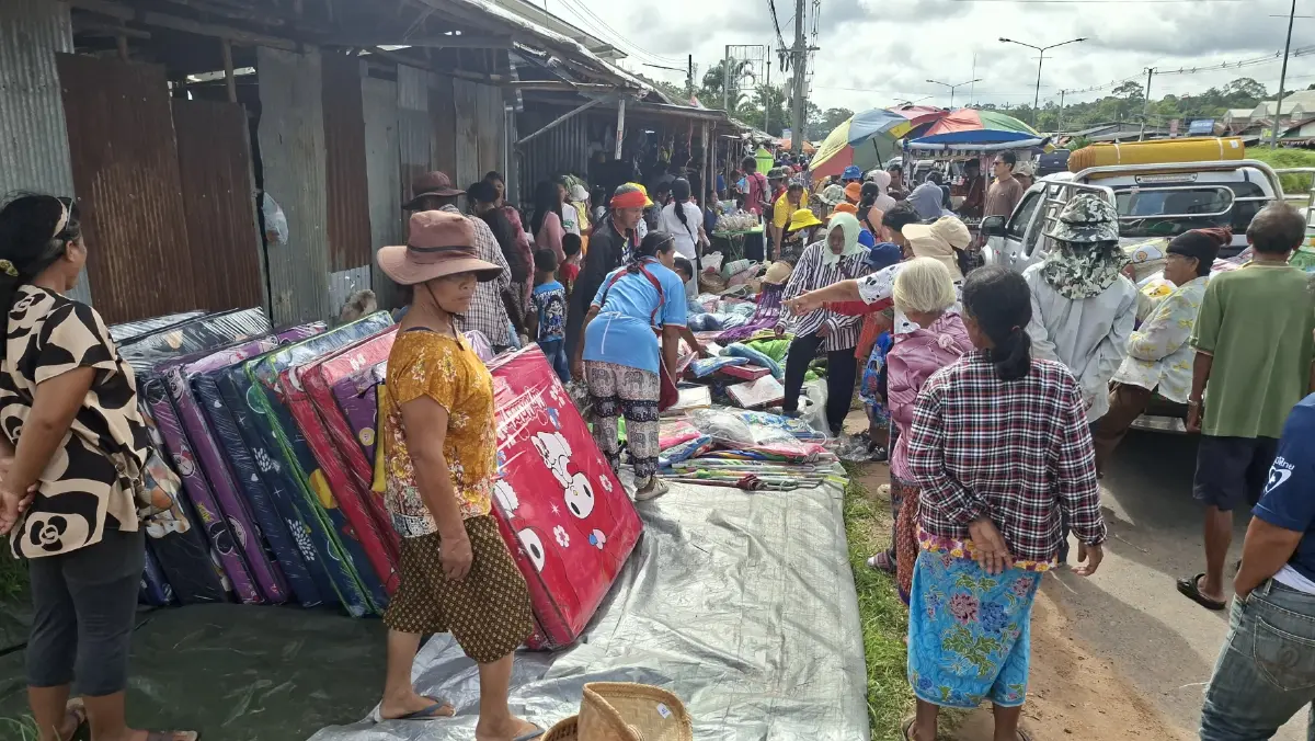 คึกคักในรอบปี! คนไทยแน่นตลาดช่องจอม กระตุ้นเศรษฐกิจชายแดน