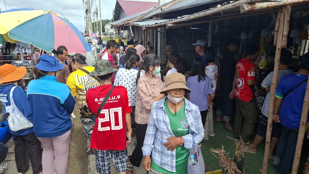 คึกคักในรอบปี! คนไทยแน่นตลาดช่องจอม กระตุ้นเศรษฐกิจชายแดน