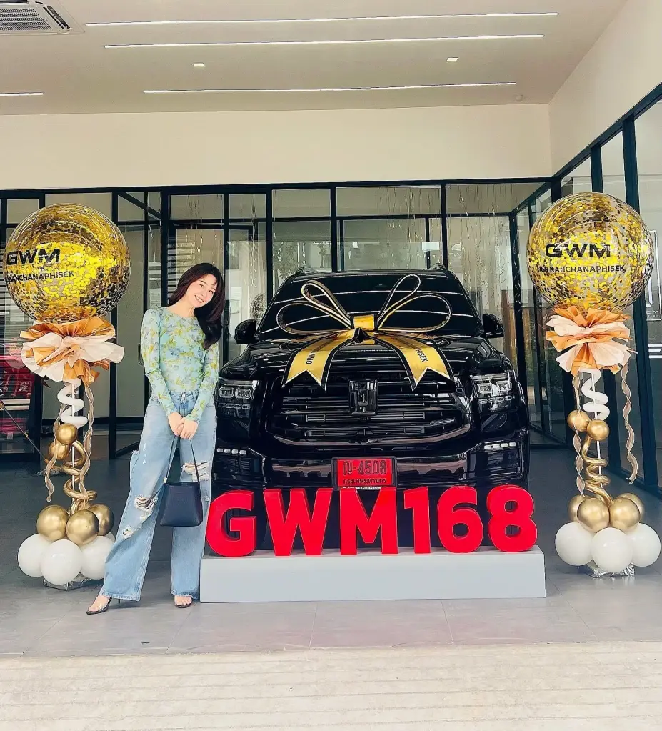 ออร่าจับ! “โม อมีนา” ถอยรถหรูคันใหม่ ป้ายแดงเห็นชัดเต็มตา
