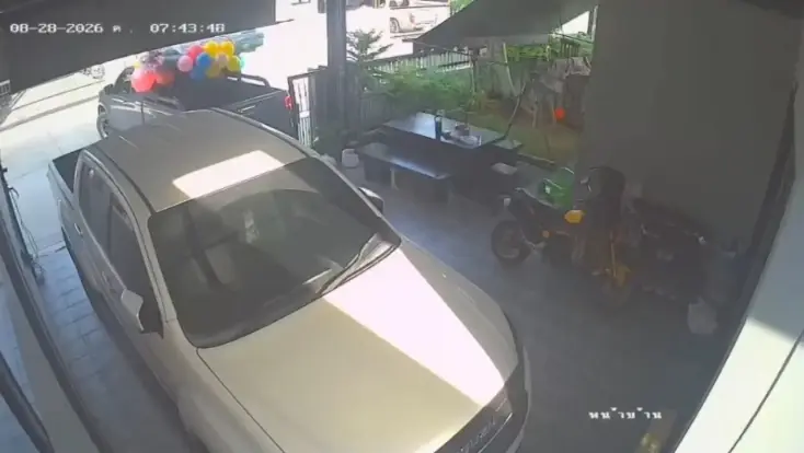 กลับมาก่อน! รถกระบะรับซื้อของเก่าถอยชนประตูบ้านพังแล้วหนี 