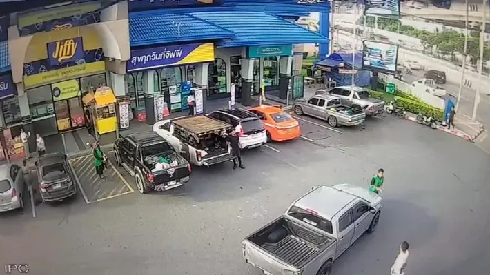 อุกอาจกลางปั๊ม! ปมแย่งที่จอดรถ รัวสนั่นเจ็บสาหัสก่อนซิ่งหนี 