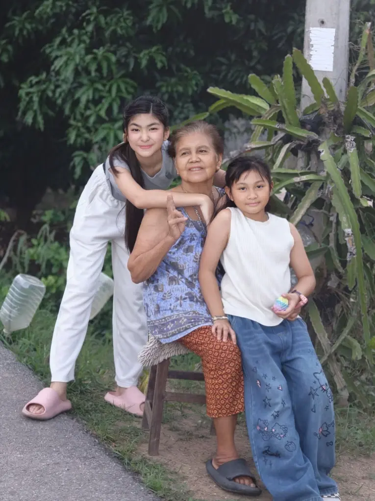 "น้องผักบุ้ง" วัย 12 ปี ควักเงินร้องเพลงสร้างบ้านให้ยายทวดสำเร็จ