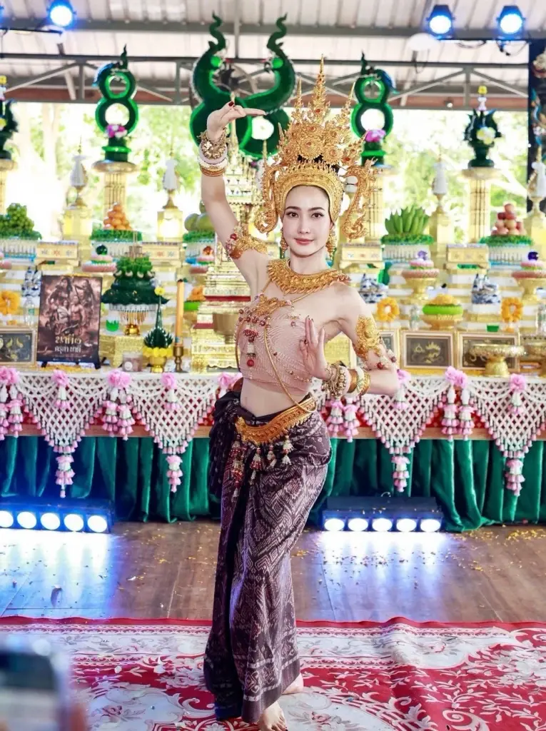 เจ้าแม่นาคีมาเอง แต่งชุดไทยสวยสง่า รำบวงสรวงองค์พญานาคราช